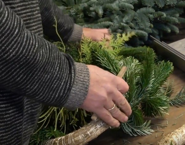 Krans håndbindes med jutegarn